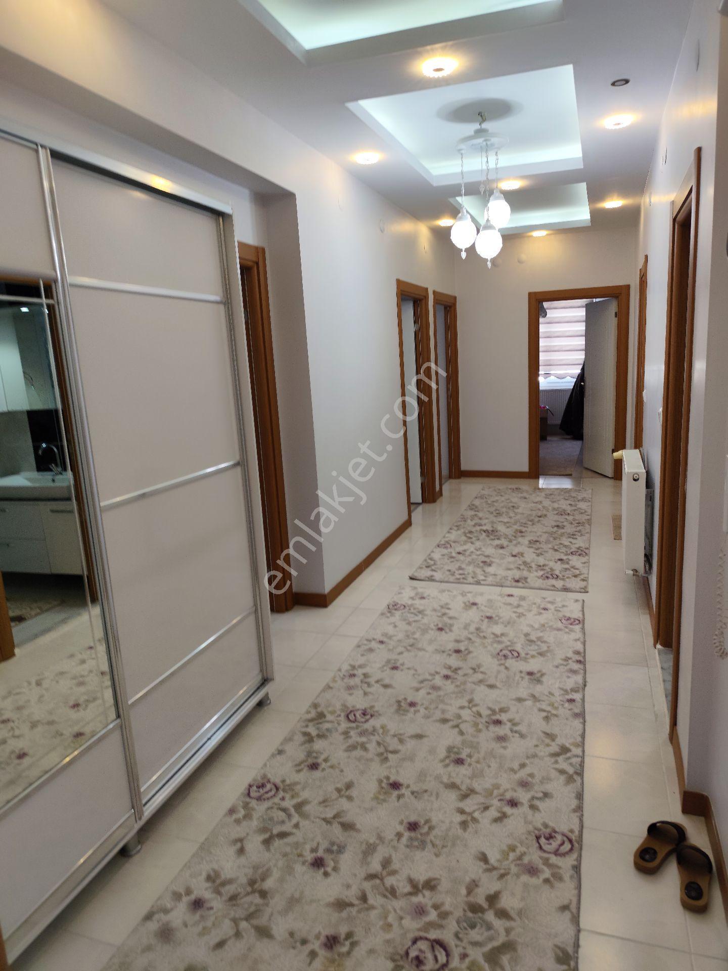 Sahibinden Merkezi Konumda Yeni Köy Garaji Civarinda Lüks Full Yapılı 4+1 Daire - Görsel 17