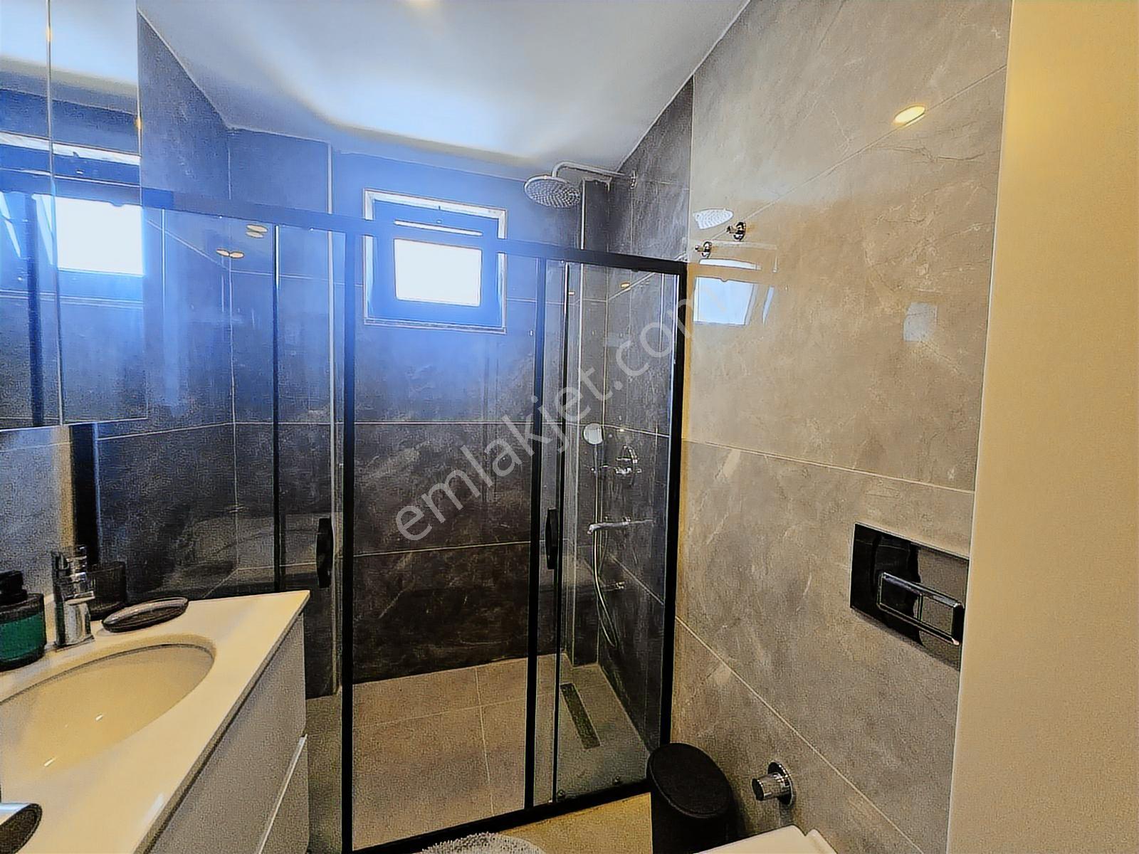 Altıntaş'da Havuzlu Temiz Eşyalı Deniz Manzaralı Arakat Daire - Görsel 11