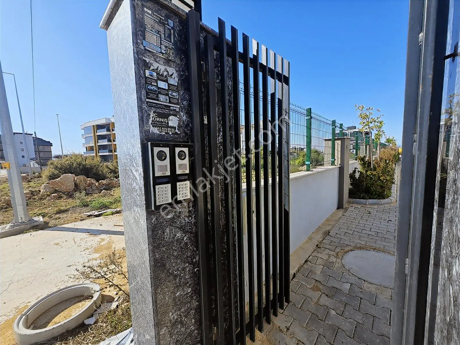 Altıntaş'da Havuzlu Temiz Eşyalı Deniz Manzaralı Arakat Daire - Görsel 7