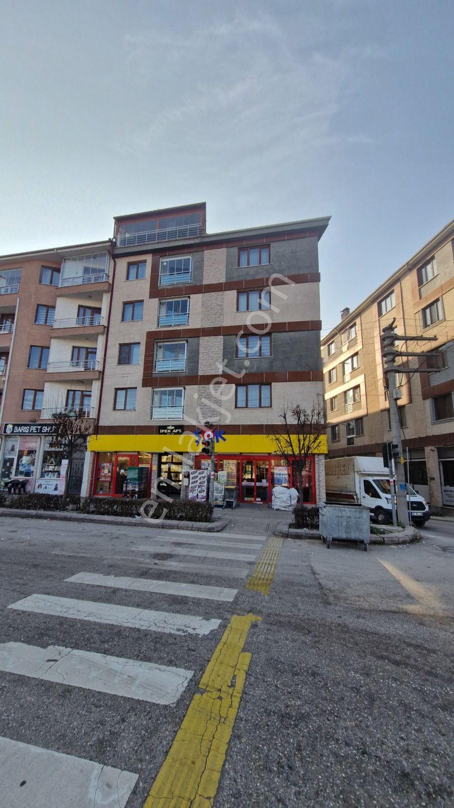 İsmet İnönü Caddesi'nde, Tramvaya Ve Hastaneye Yürüme Mesafesinde Fırsat 3+1!