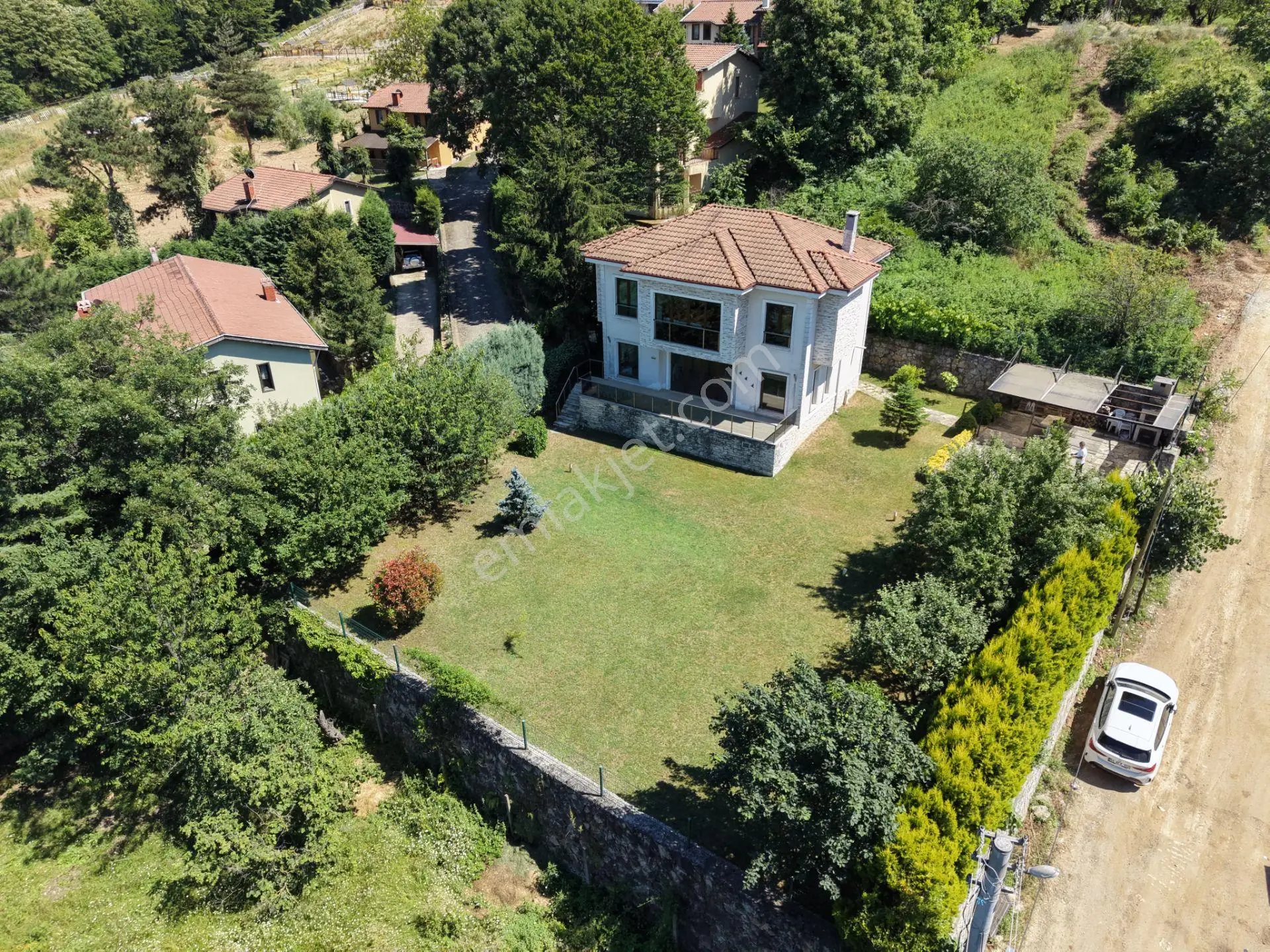 Sapanca İlmiyede Göl Manzaralı 800 M2 İçinde Müstakil Villa....