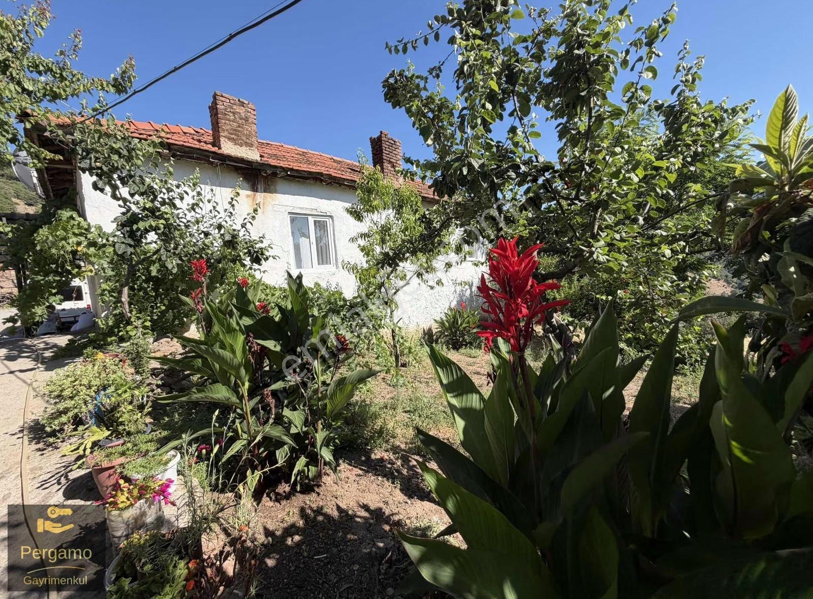 Kınık Büyükoba Da İçinde Evi Elektrik Suyu Olan Tarla Satılık