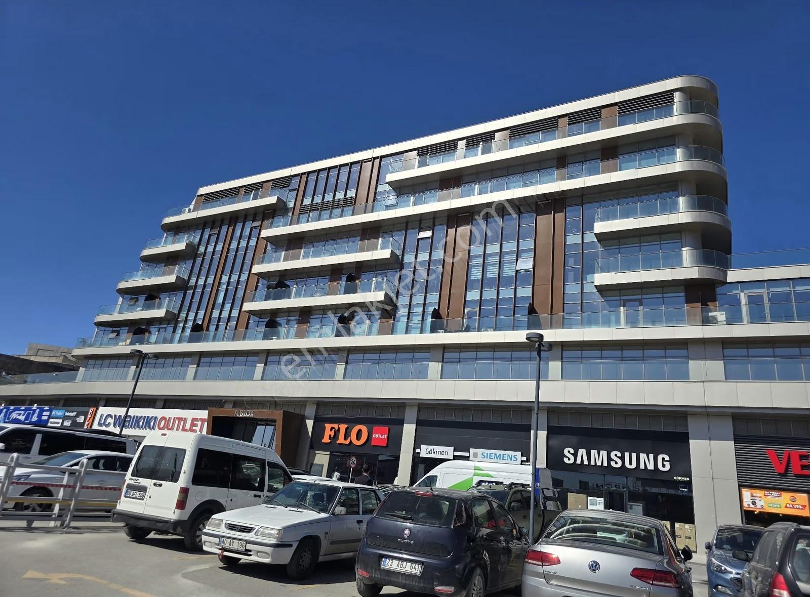 Vega Cadde'de +kdv'li Cadde Cepheli 1+1 Ofis