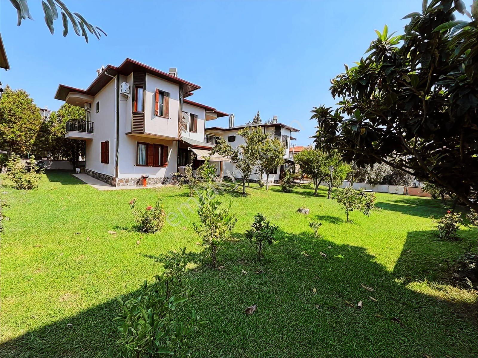 Güçlü Kardeşler Altınoluk Merkezde Denize Yakın 4+1 Villa - Görsel 21