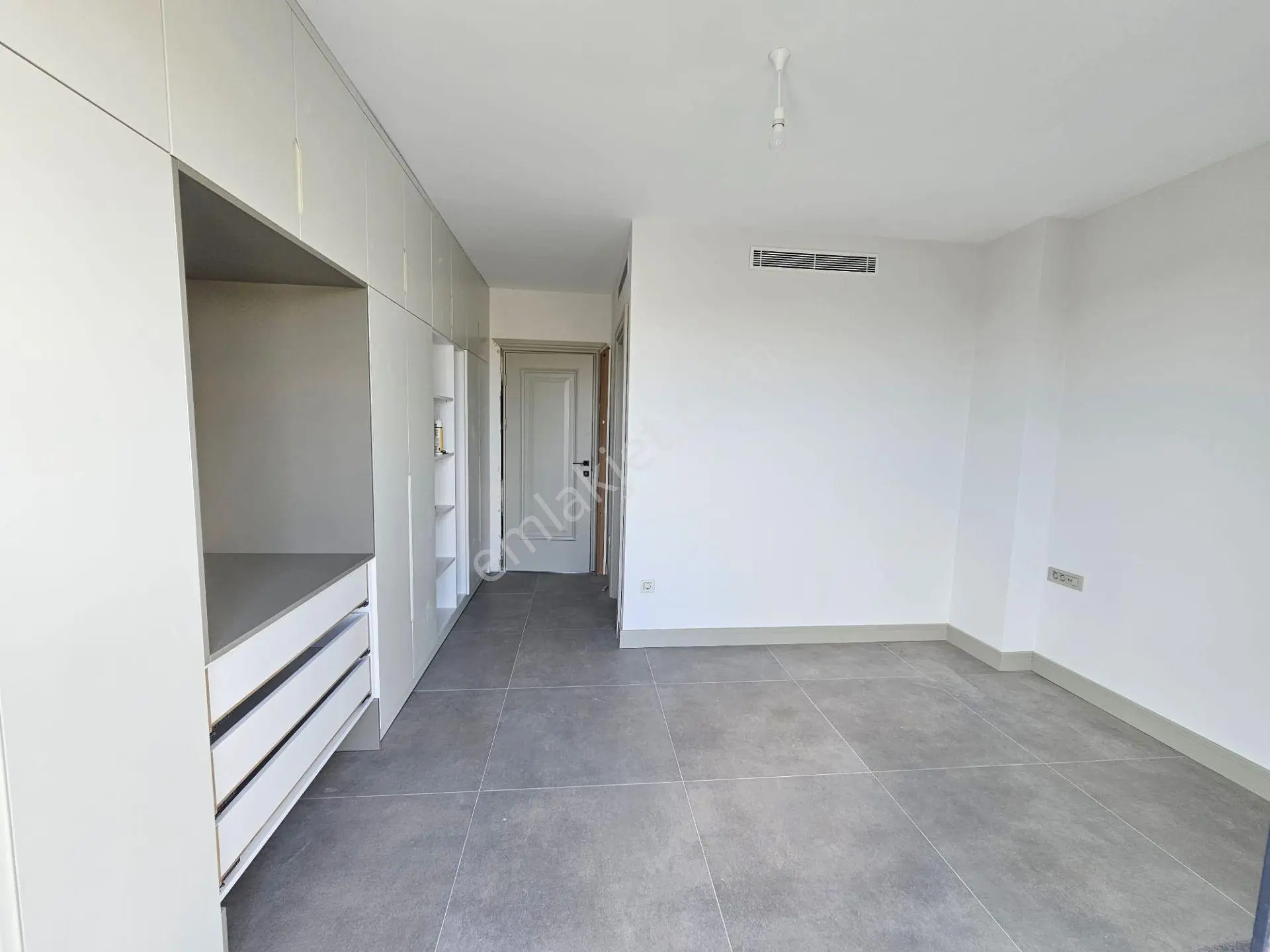 Ortakent'te Geniş Arsalı Kapalı Garajlı Havuzlu Villa ! - Görsel 4