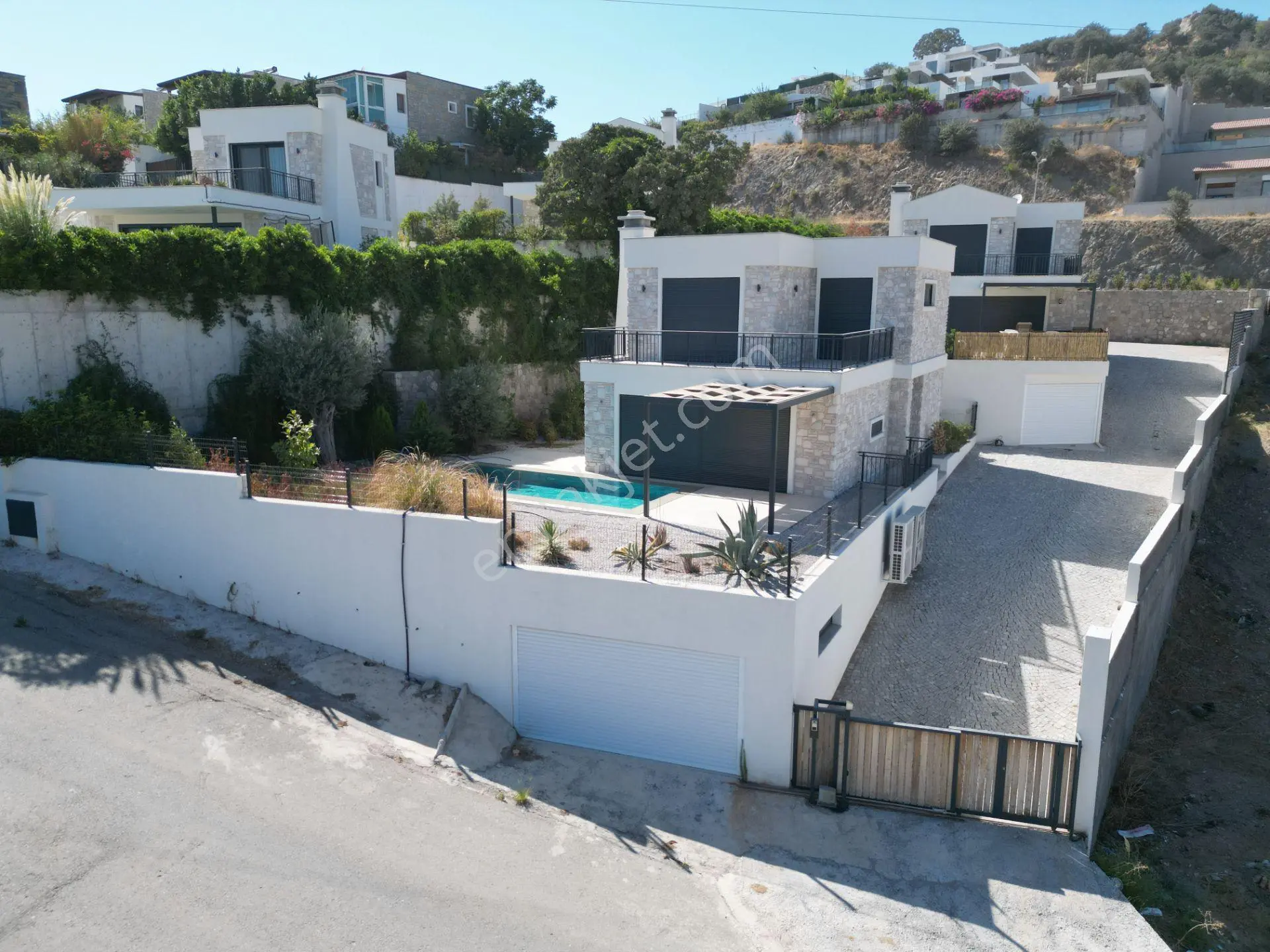 Ortakent'te Geniş Arsalı Kapalı Garajlı Havuzlu Villa ! - Görsel 2