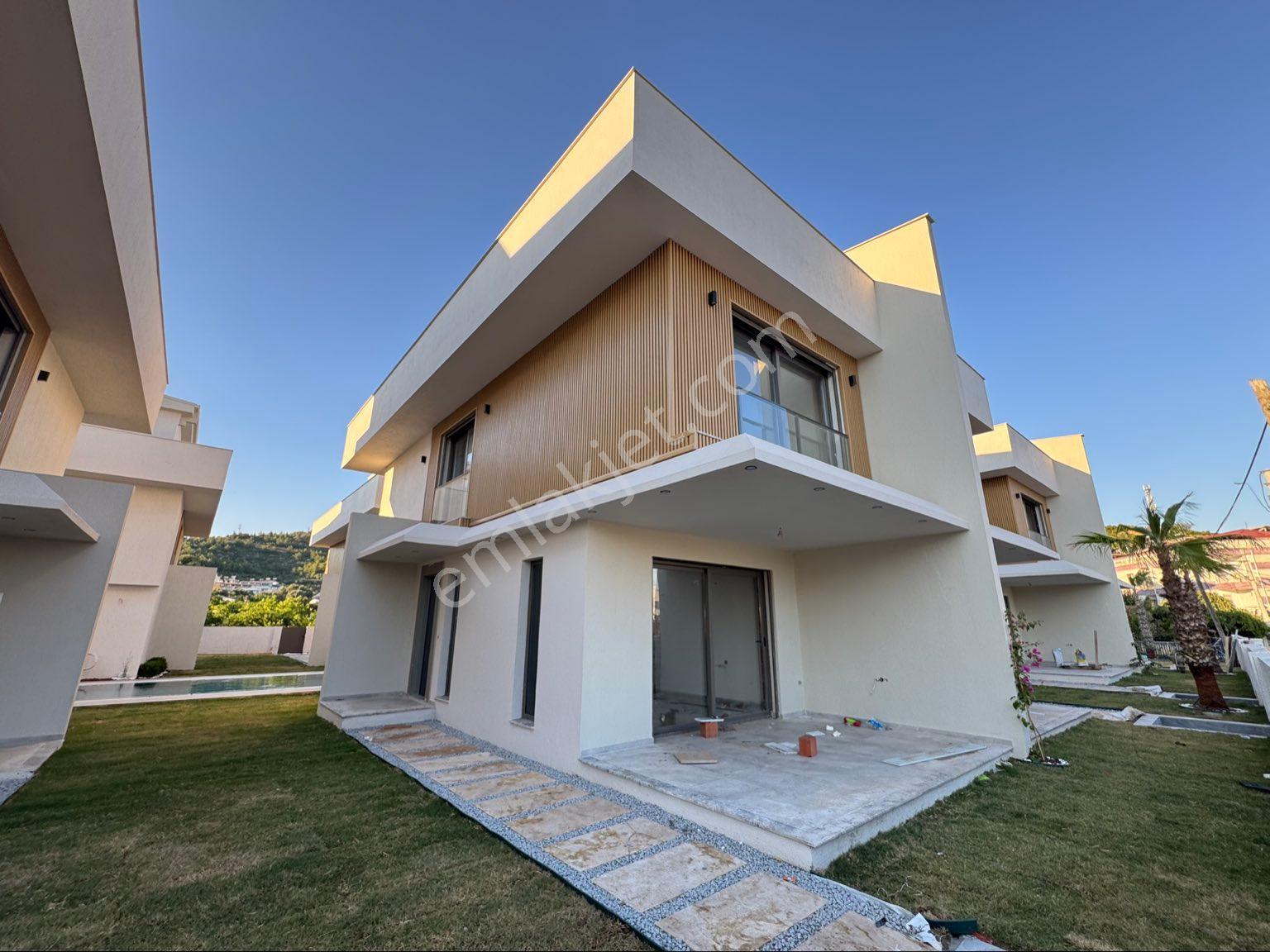 İzmir Seferihisar Ürkmez’de Satılık 3+1 Havuzlu Yazlık Villa Denize 650 Metre