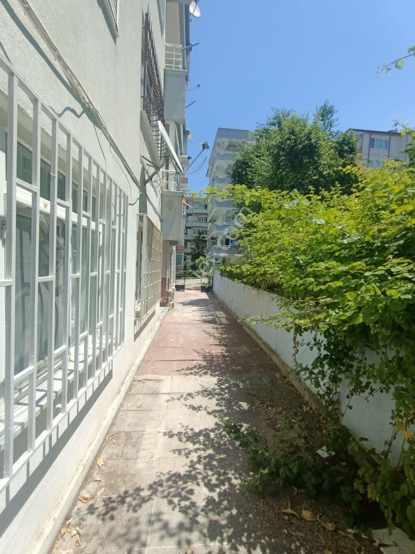 Yasemın Emlaktan Çınarcık Çamlık Deniz Manzaralı Masrafsız Eşyalı 1+1 Daire - Görsel 18