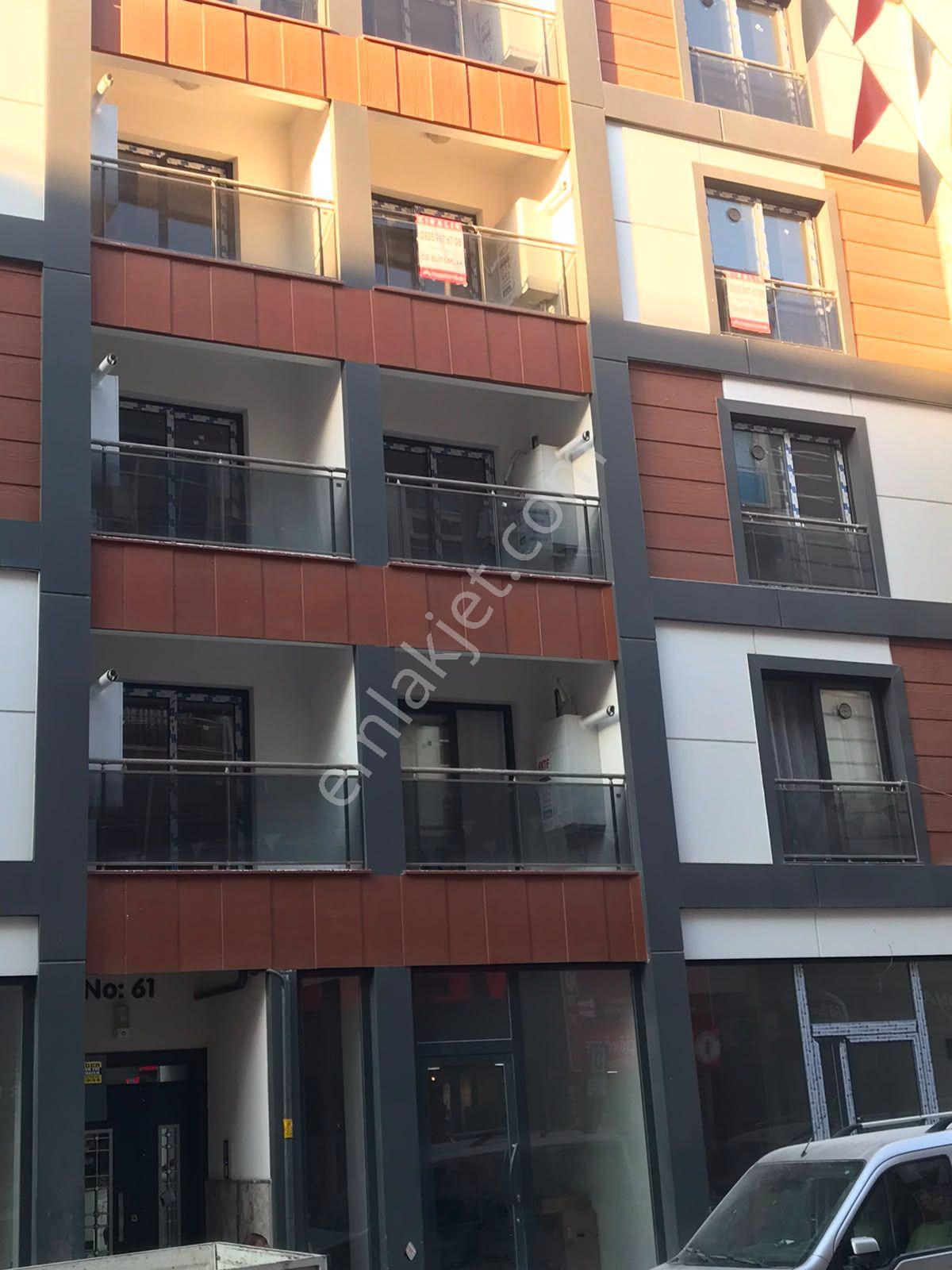 Sıfır Daire Öz Elit Emlak'tan Muradiyede Kiralık 2+1 Cadde Üzerinde