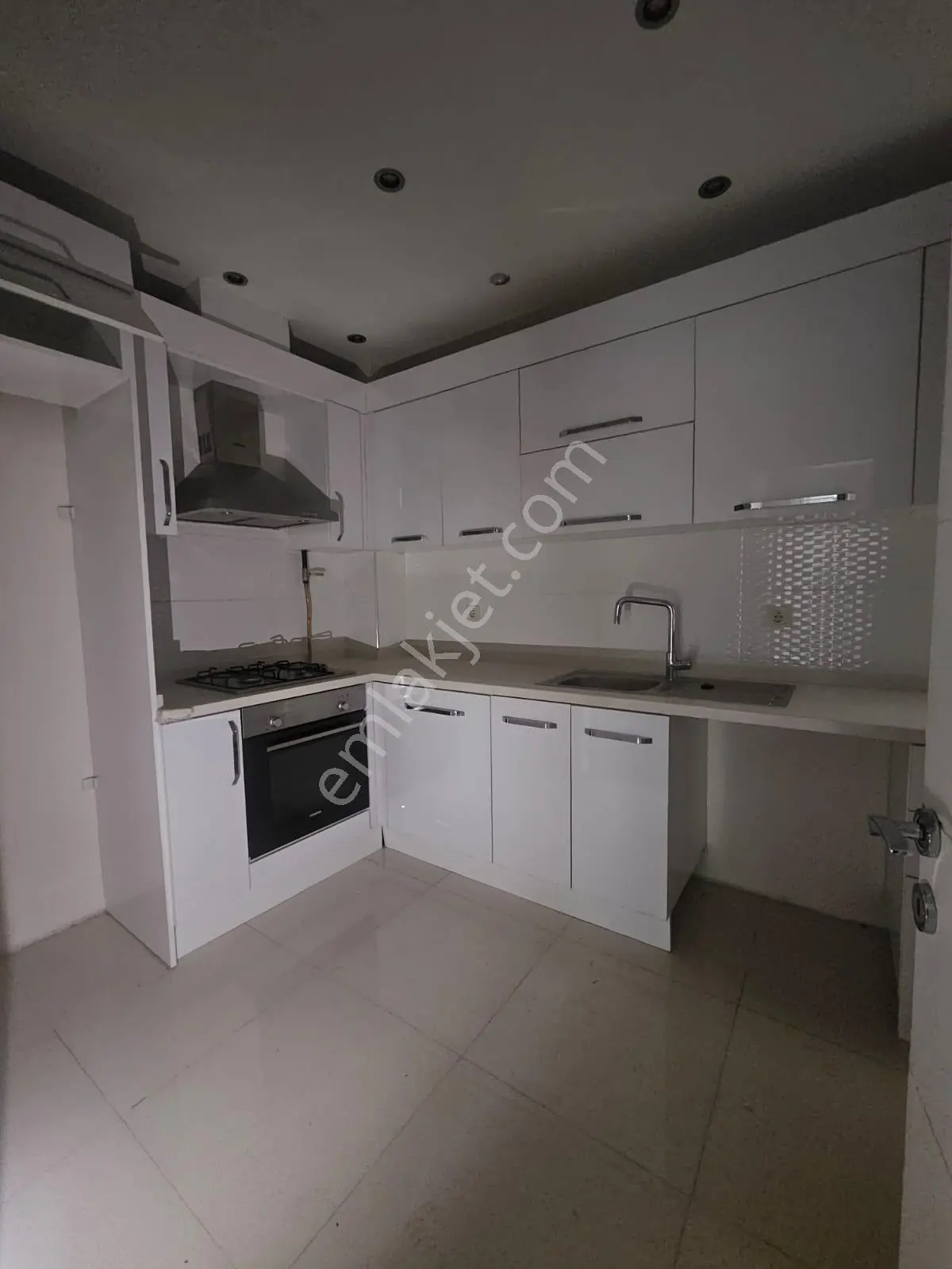 Balıkesir-karesi ,ege Mah .de Demirdağ Emlaktan Kiralık 2+1 Ara Kat Daire.