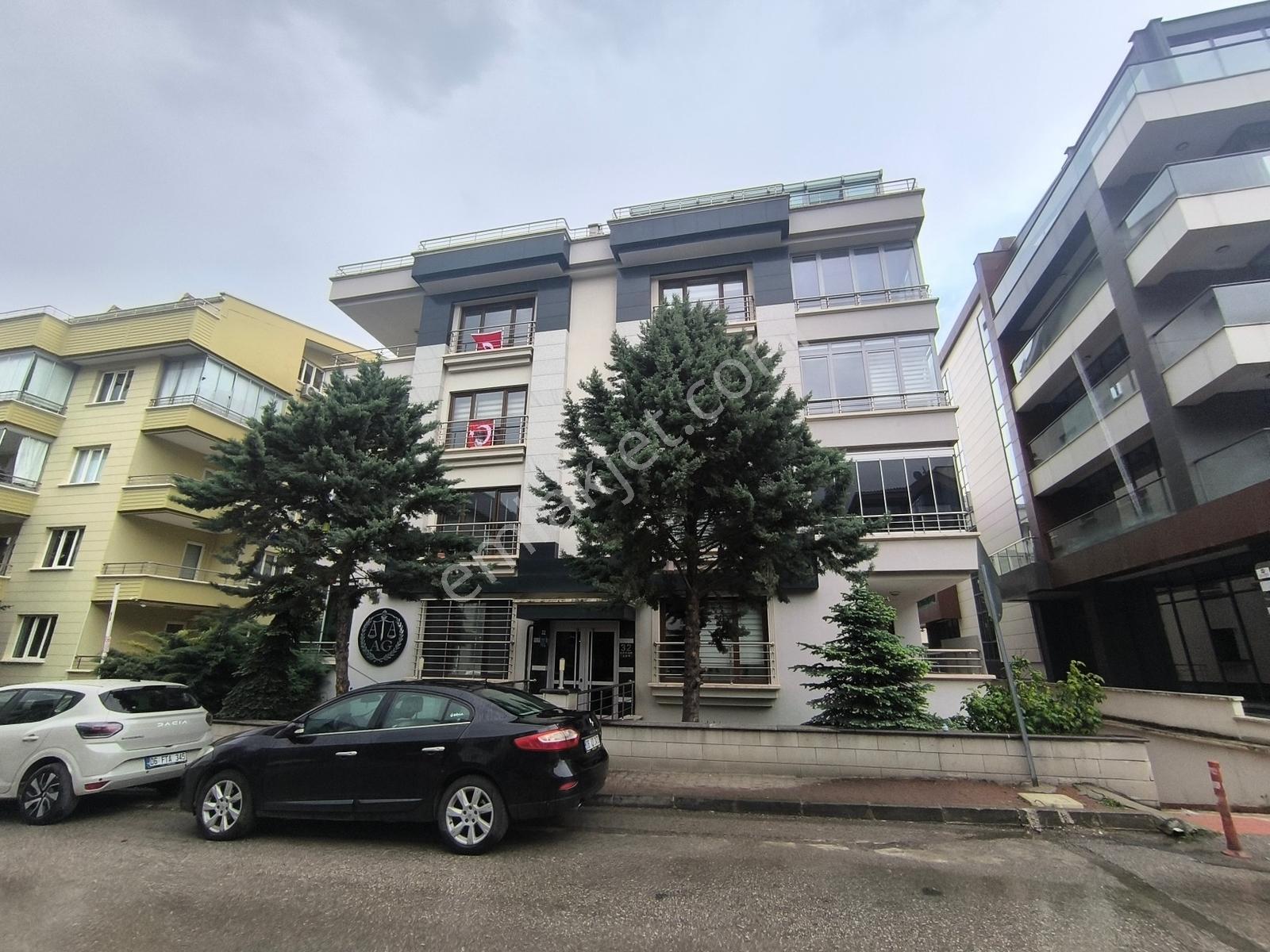 Mustafa Kemal'de Çift Girişli Kocaman Bir Ofis..!