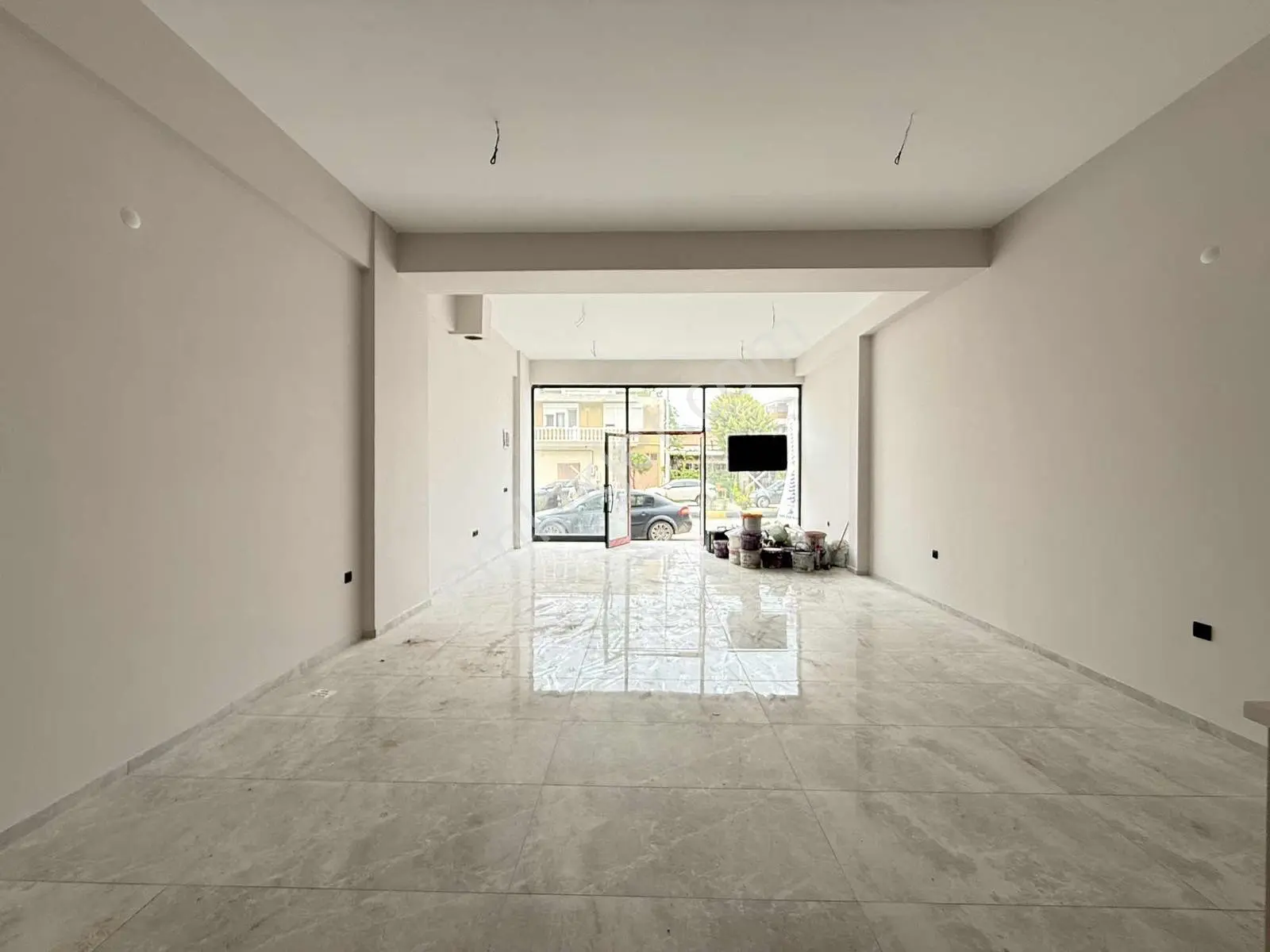 Seyrek Merkezde Cadde Üzeri Bacalı 73 M2 Kiralık Dükkan!