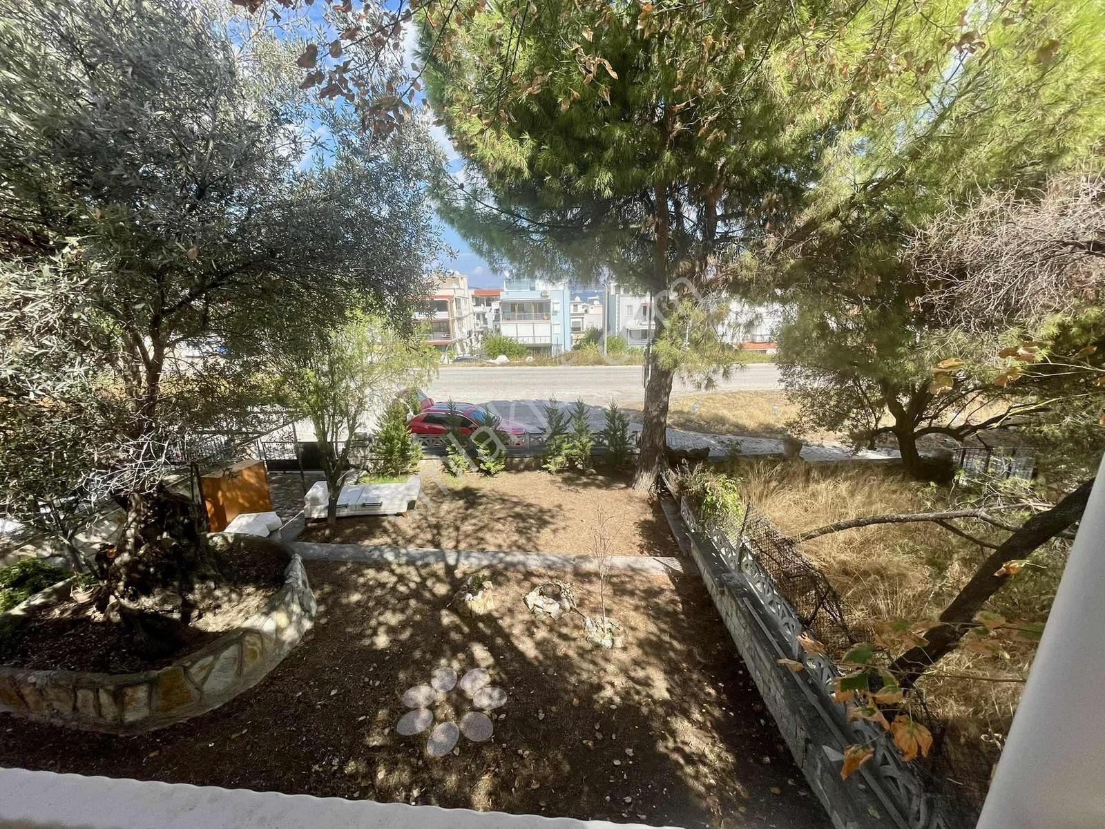 Yenifoça'da Tam Müstakil, Bahçeli Doğalgazlı Villa - Görsel 29
