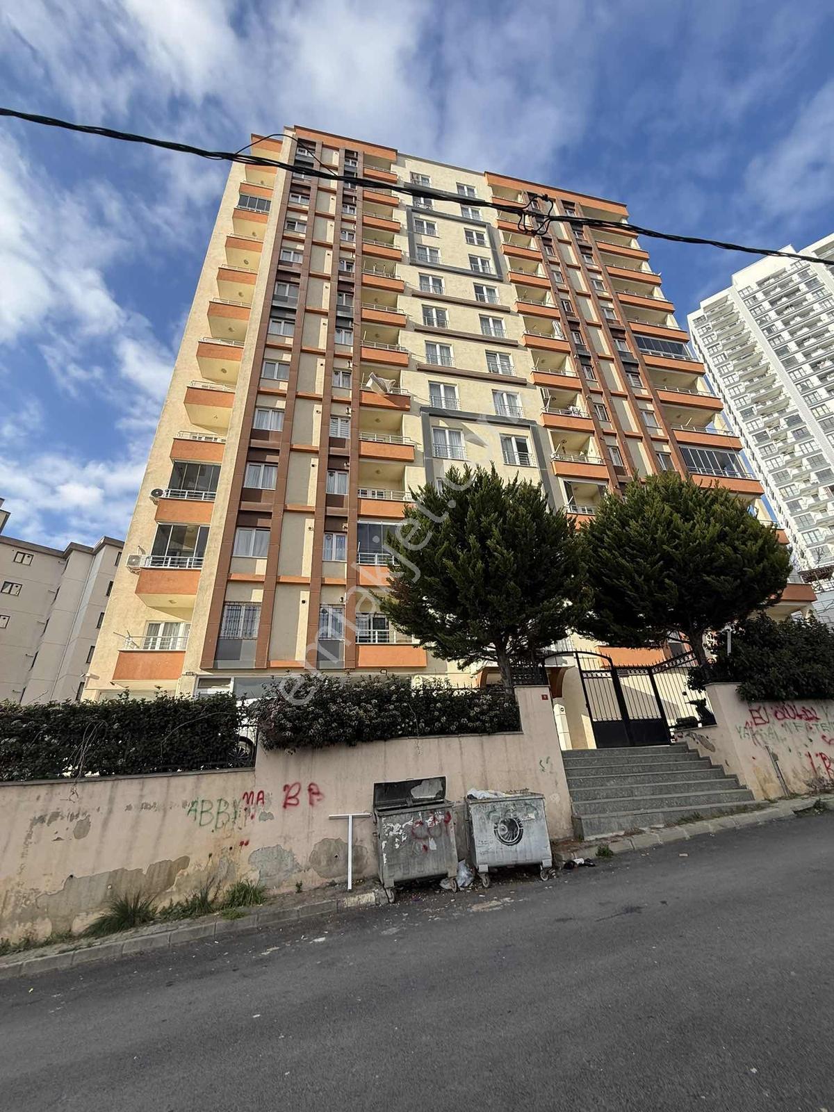 Sitede Iskanlı Otoparklı Çok Kullanışlı 2 + 1 Daıre Ferah