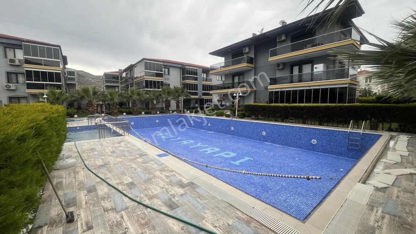 Yeni Foçada Havuzlu Site İçinde Eşyalı 2+1 Kiralık Daire - Görsel 12