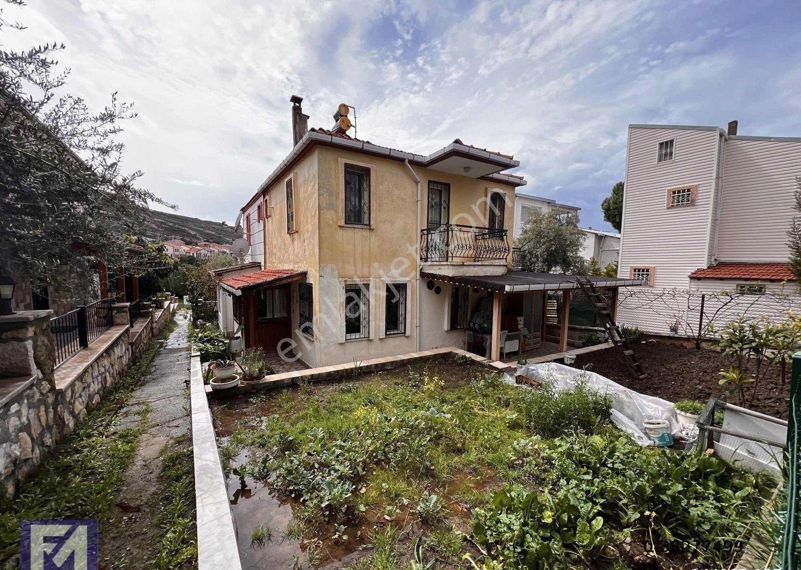 Eskifoçada Satılık Müstakil Kullanımlı Dubleks Villa