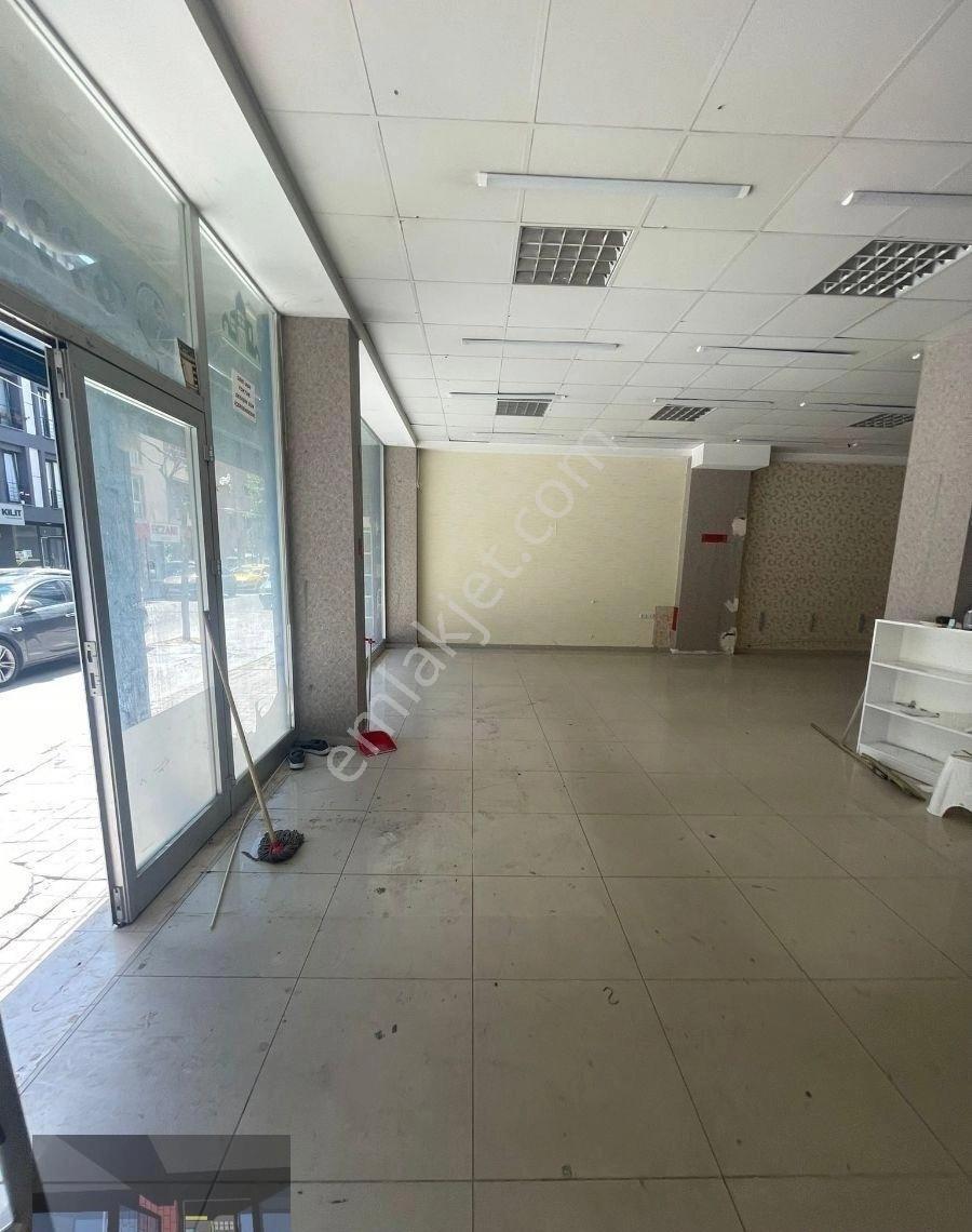 Güzelyurt Mahallesinde Metrobüse 5 Dakika 300 M2 Kiralık Dükkan