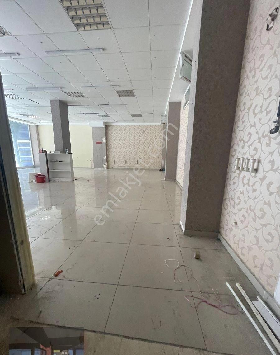 Güzelyurt Mahallesinde Metrobüse 5 Dakika 300 M2 Kiralık Dükkan - Görsel 12