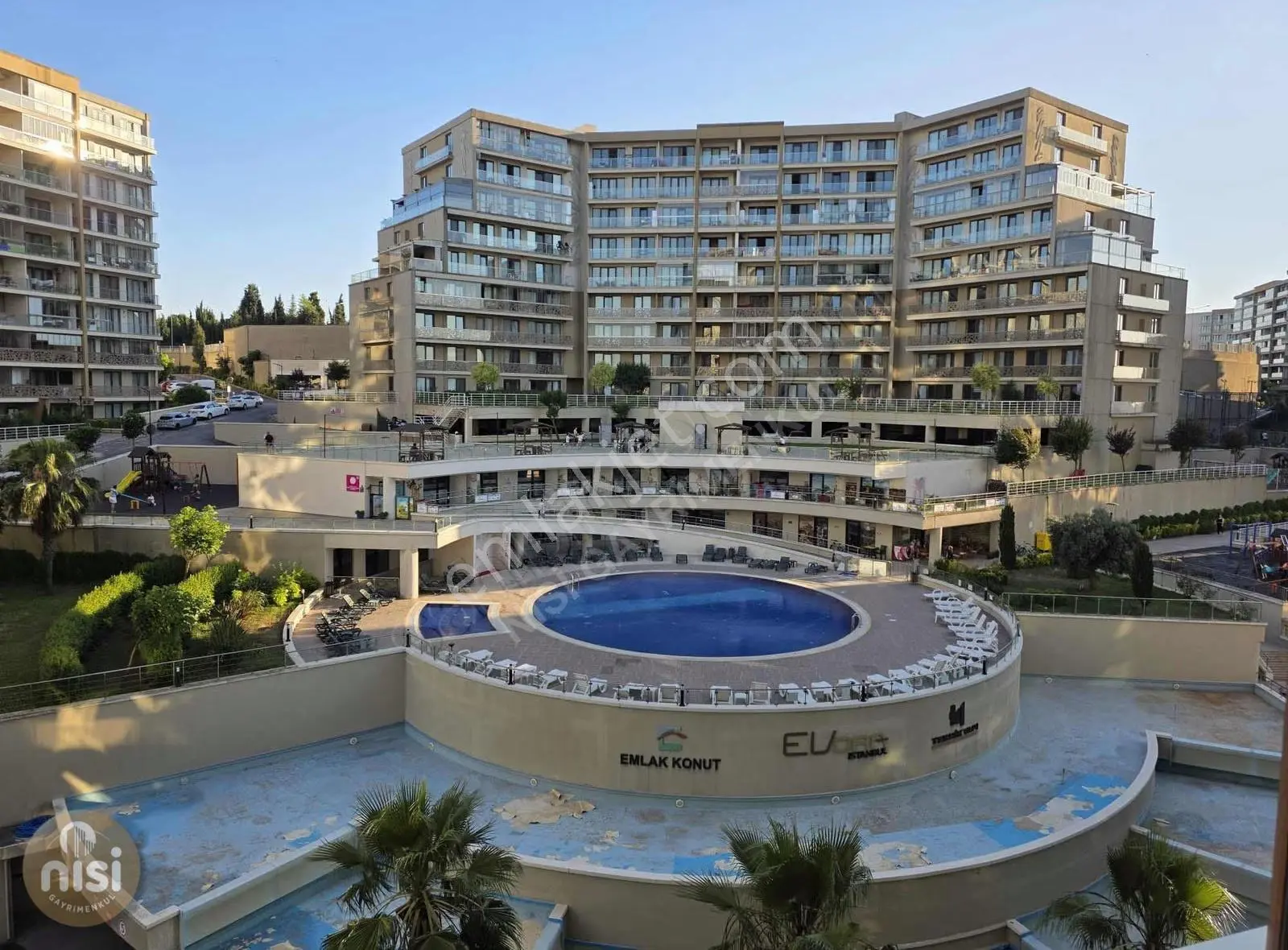 Evora İstanbul Kiralık Havuz Manzaralı 1+1