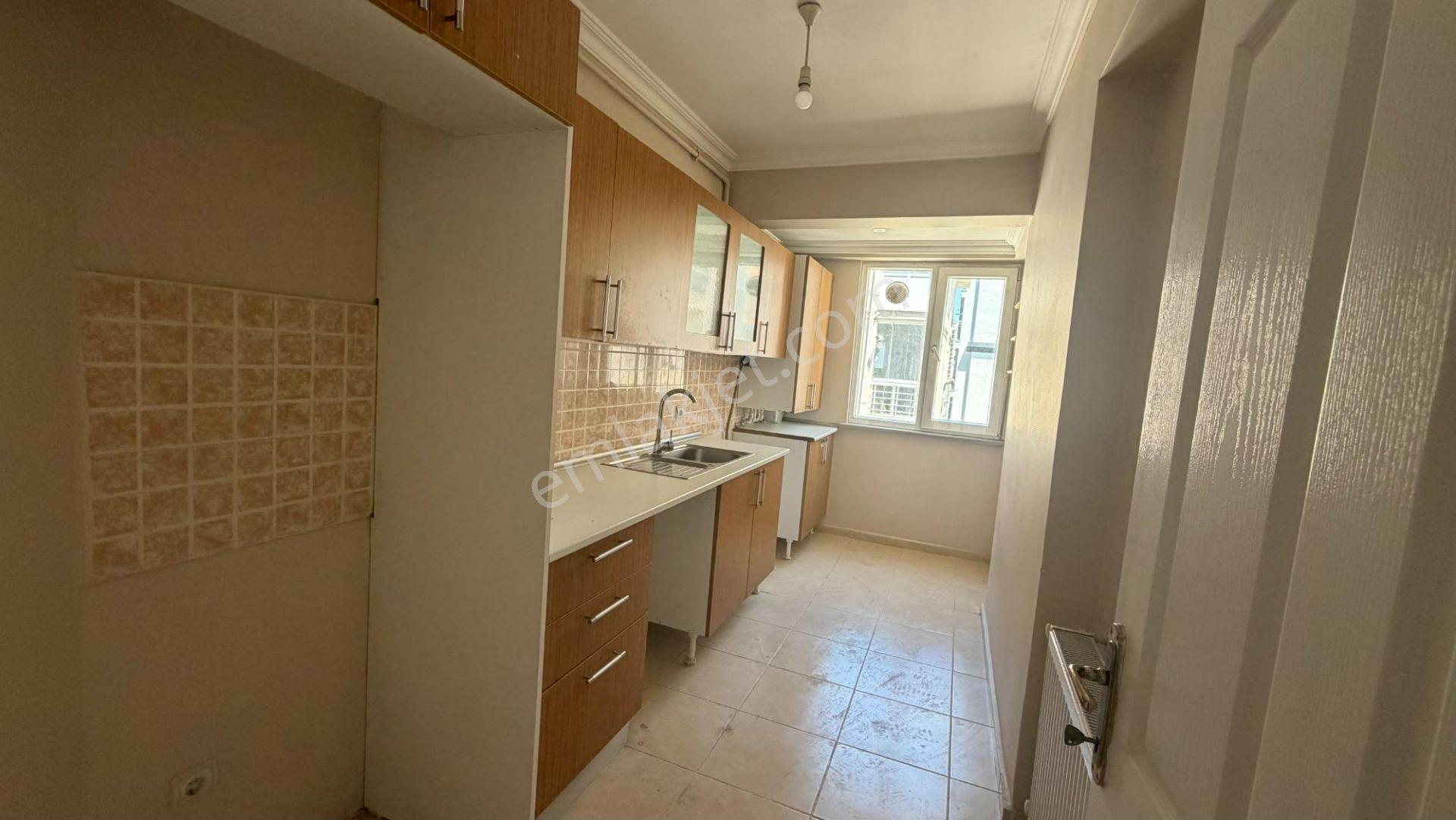 Remax Kaya Metrobüse Yakın Nadıde Evlerınde Ara Kat Kiralık 2+1 - Görsel 12