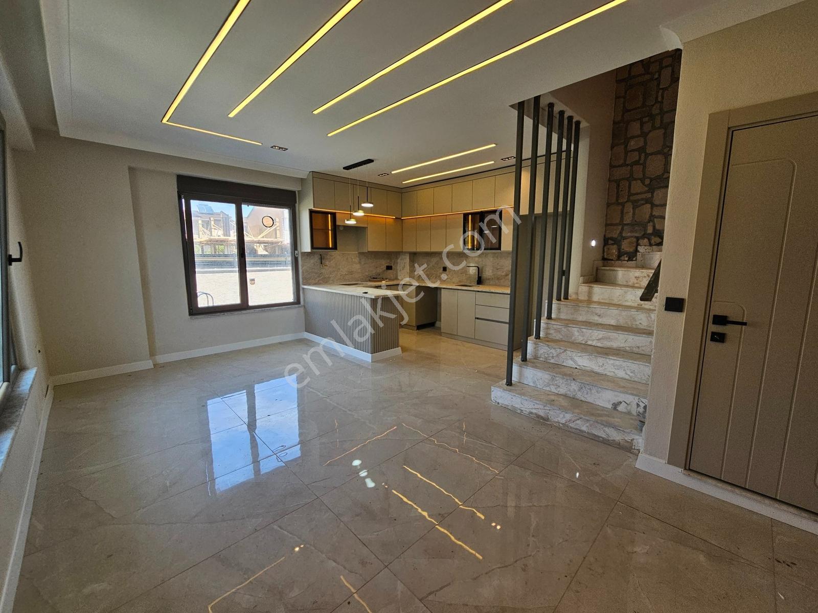 Deniz'den 3+1 Havuzlu, Geniş Bahçeli ,deniz Manzaralı Lüks Villa - Görsel 21