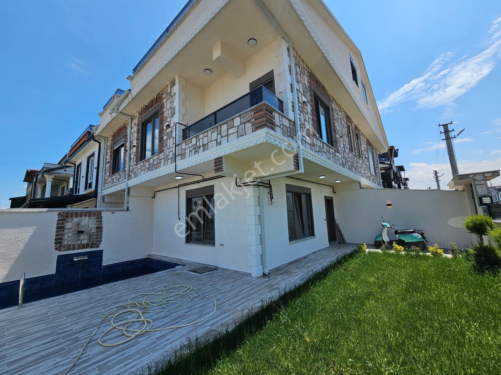 Deniz'den 3+1 Havuzlu, Geniş Bahçeli ,deniz Manzaralı Lüks Villa