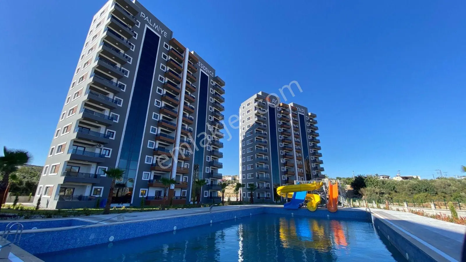 Erdemli Limonlu Ay Yapı Palmiye Konutlarında Eşyalı 2+1 Satılık Daire