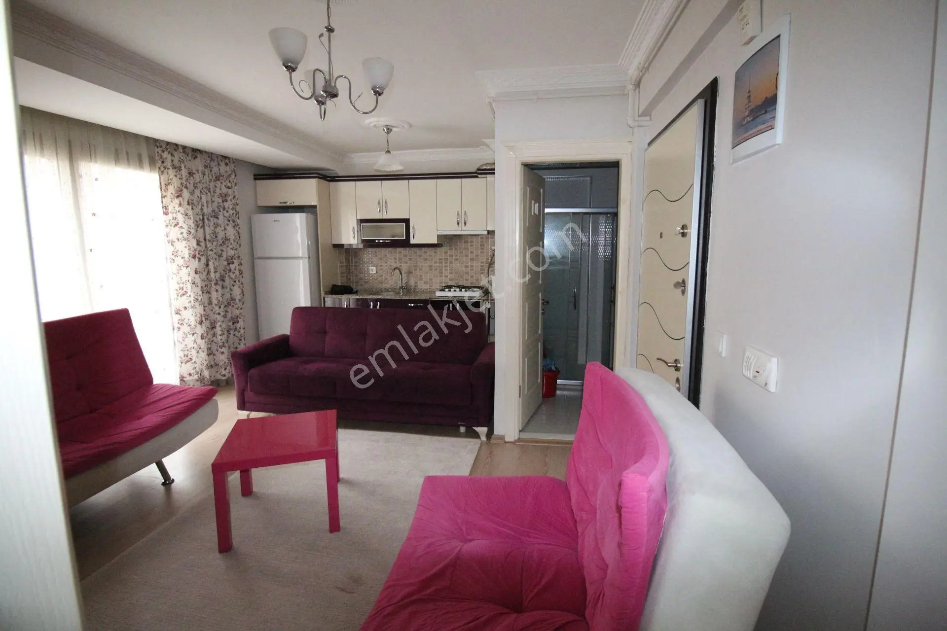Arga'dan Buca Üçkuyular Meydan Yakını Eşyalı D.gazlı 1+1 Kiralık Daire.