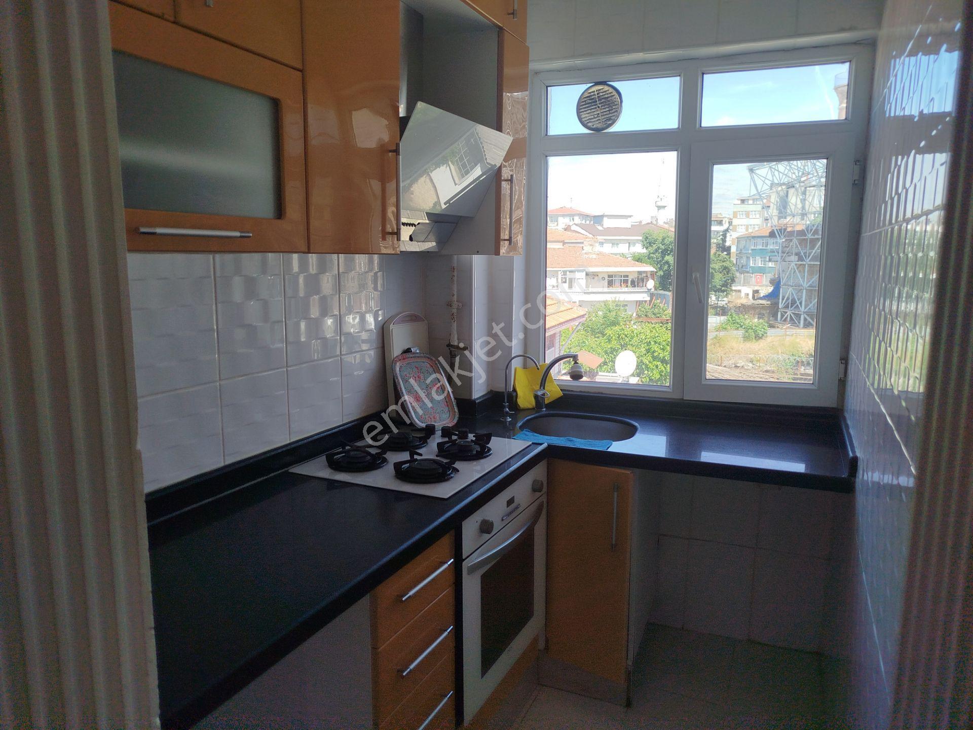 Yedikule'de Deniz Manzaralı Teraslı 2+1 Kiralık Daire