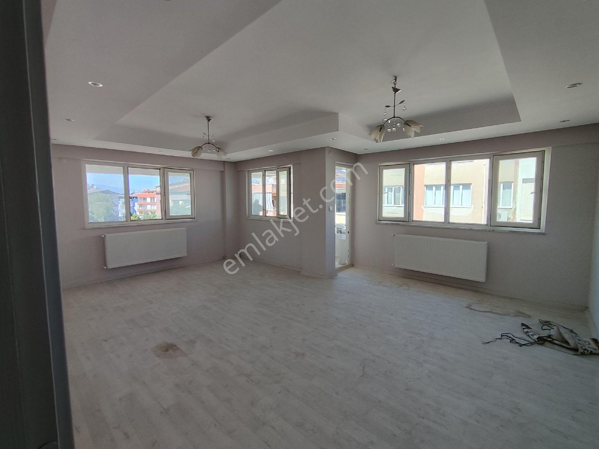 Zafer Mahallesinde 3+1 Doğalgazlı Çatılı Kiralık Daire