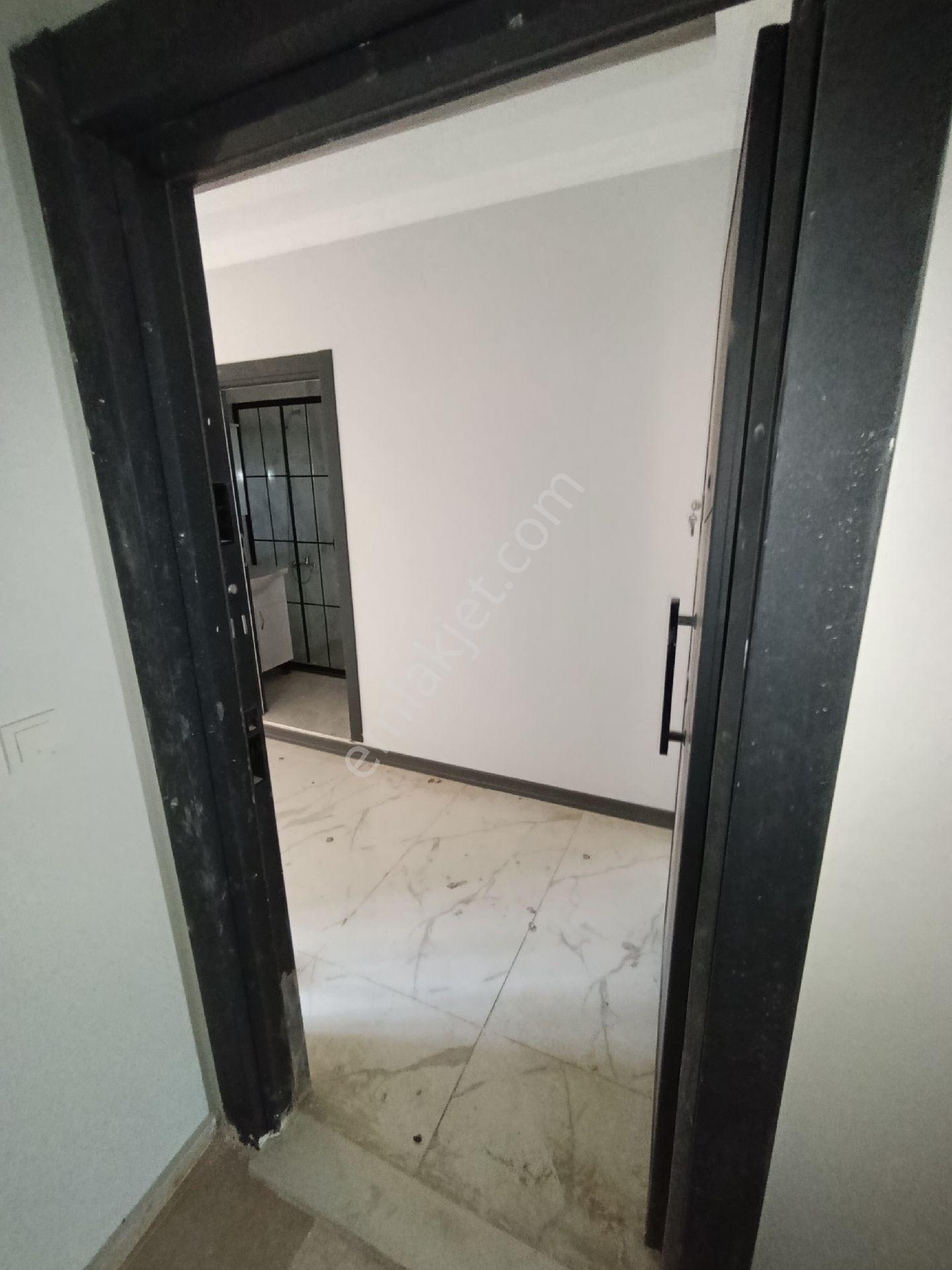 Arnavutköy Boğazköy Yunus Emre'de Cadde Üzeri Satılık 4+2 Çatı Kat Dubleks Daire