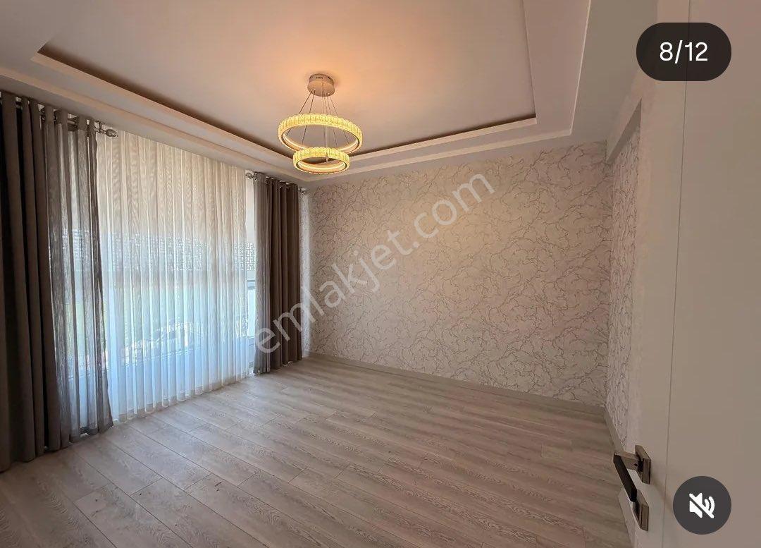 Bağcılar Bölgesi Gökkuşağı Vilaları Arkasında - Görsel 9