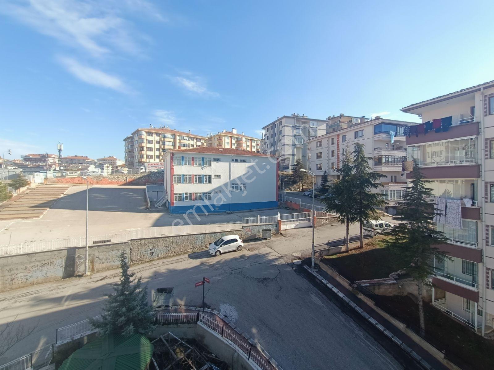 Emaks'tan/lizbon Cad.yakını/katta/önü Açık/keyifli/2+1