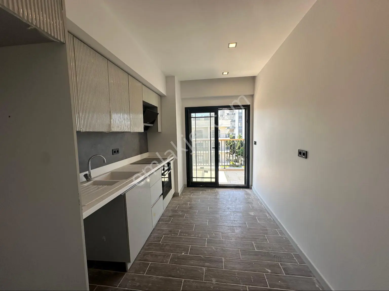 Gaziemir Beyazevler'de Havuz Cepheli Sıfır 4+1 Kiralık Daire - Görsel 4