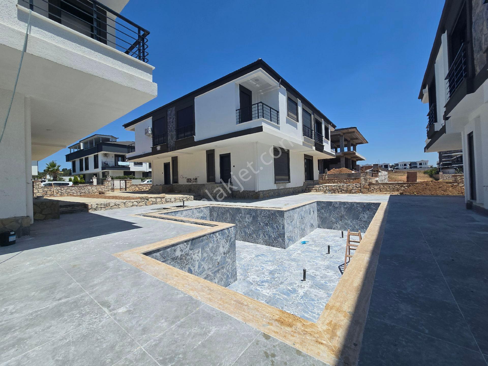 Didim'de Havuzlu Site İçi Köşe Başı Bahçeli Satılık 3+1 Dubleks Villa