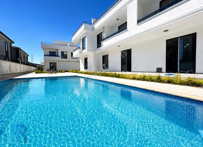 Havuzlu Ve Müstakil Bahçeli Sıfır Yerden Isıtma Teraslı Villa - Görsel 16