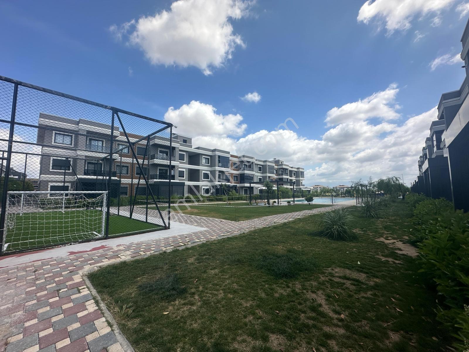 Menderes Cüneytbey Havuzlu Site İçerisinde Eşyalı Satılık Daire - Görsel 24