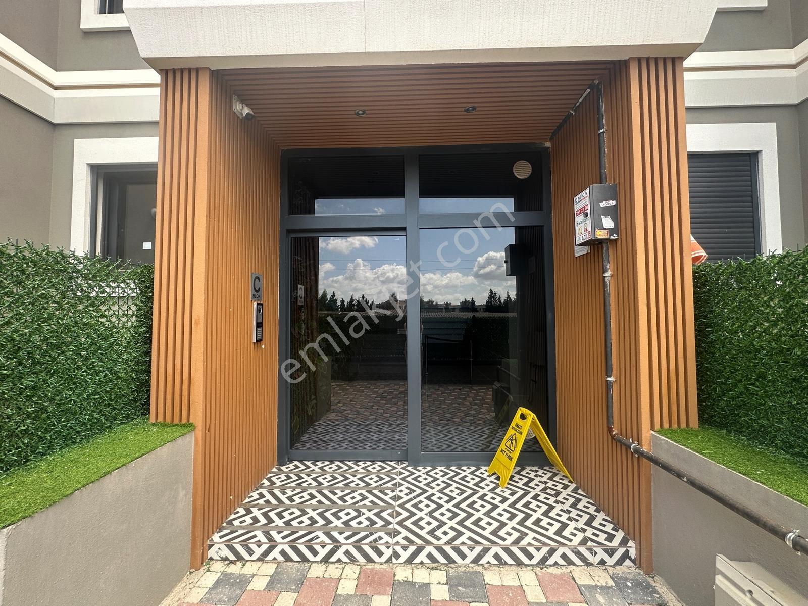 Menderes Cüneytbey Havuzlu Site İçerisinde Eşyalı Satılık Daire - Görsel 25