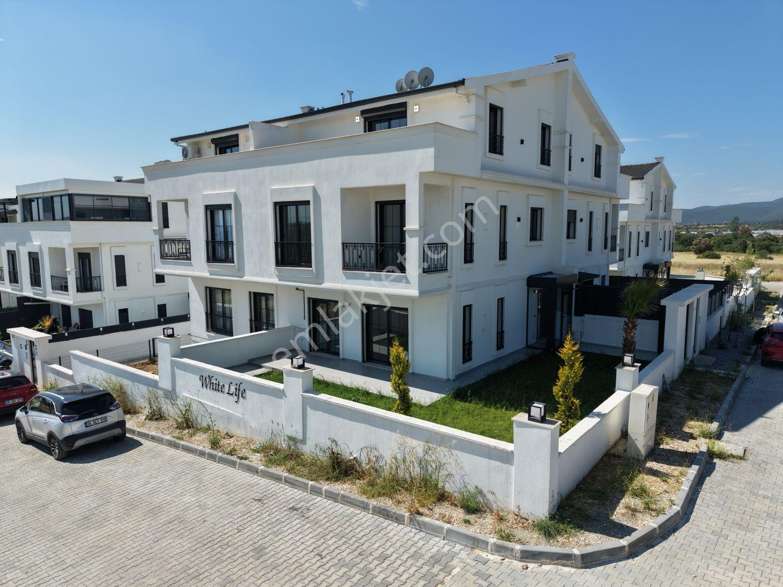 Menderes Barbaros Mahallesinde Satılık Müstakil Bahçeli Villa
