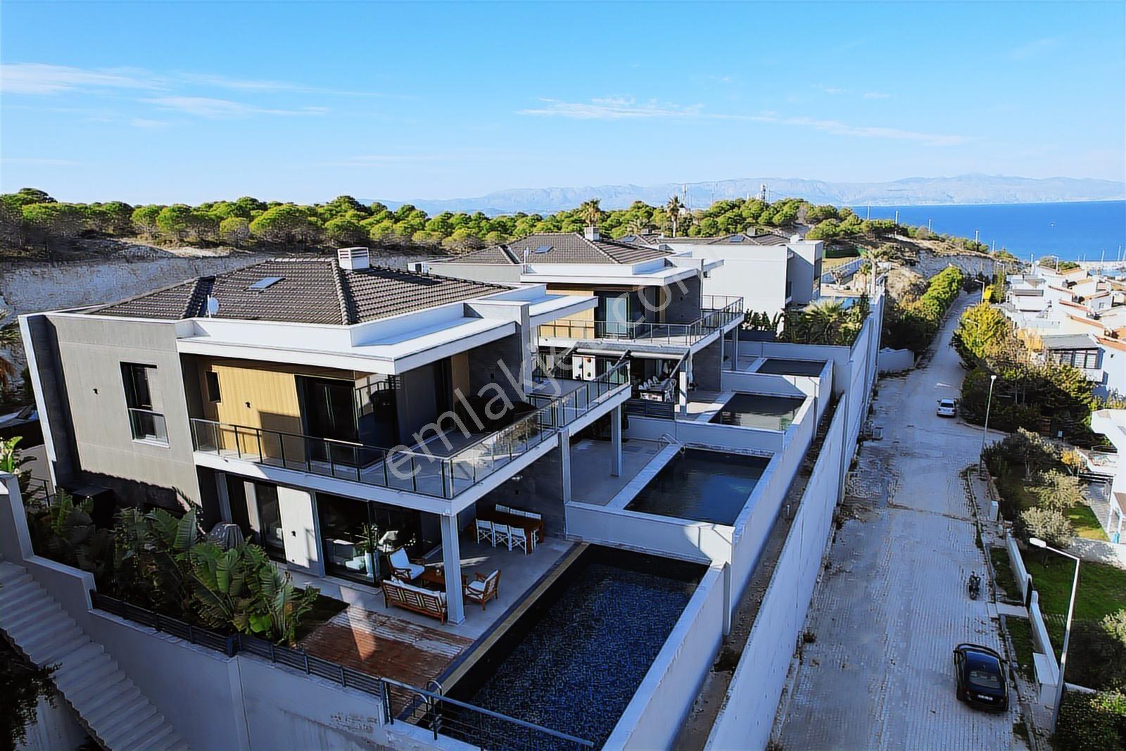 Çeşme Çiftlikköy De Full Deniz Ve Orman Manzaralı Lüks Villa