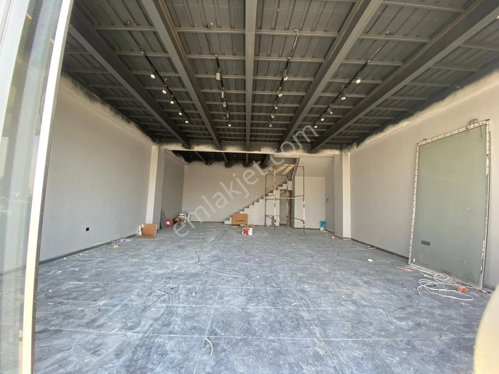 C21 Loft'tan Otonomi Galericiler Sitesinde 230m² Satılık İşyeri.