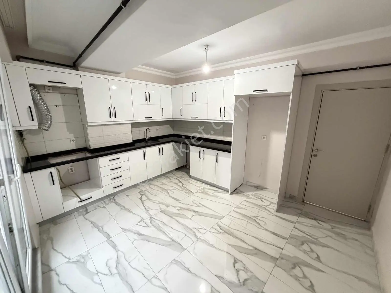 Tramvaya Komşu 3+1 130m2 1.kat 3 Yıllık Ebeveyn Banyolu Daire