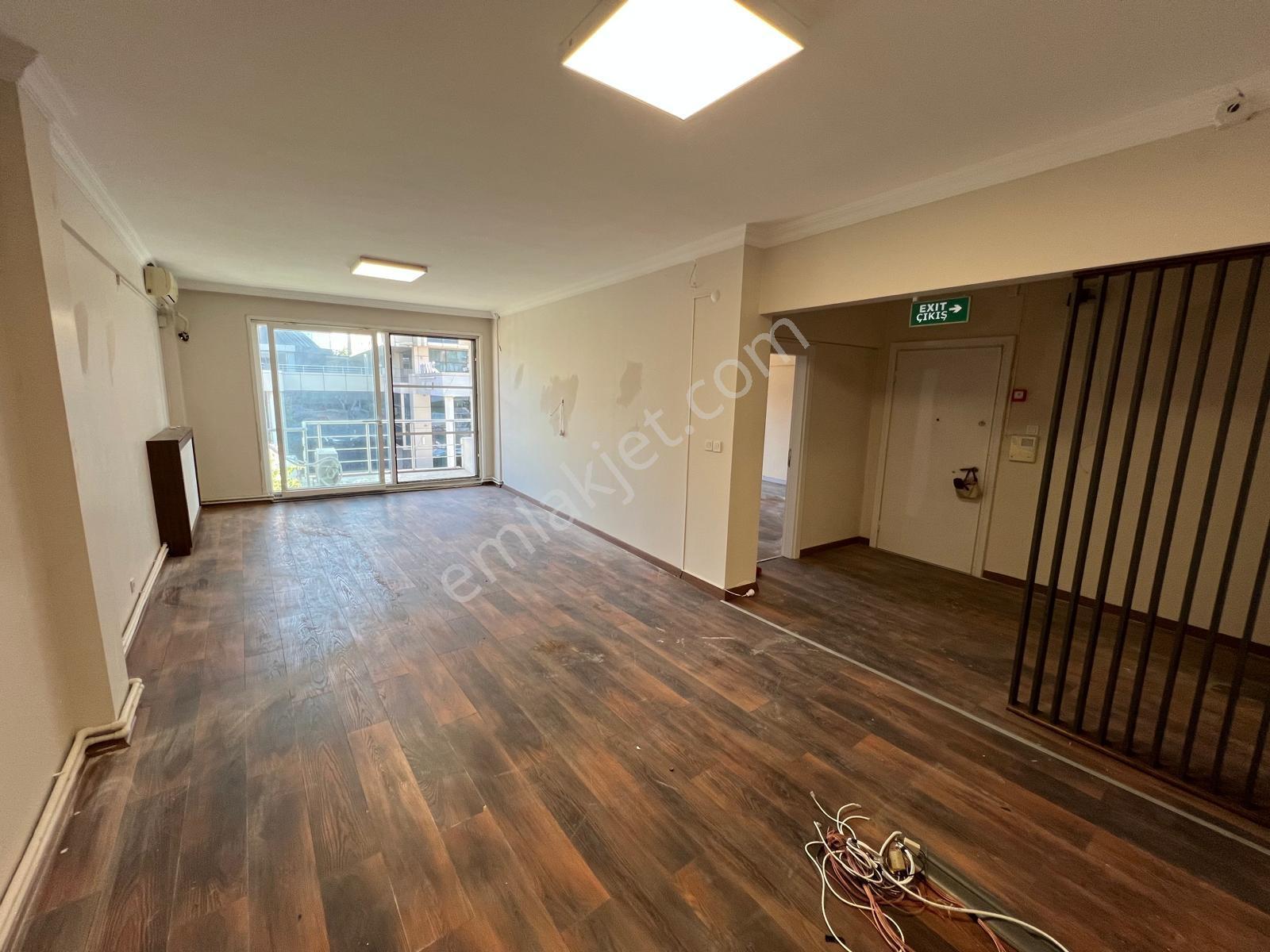 Bakırköyde Tabela Değerli Yangın Merdivenli 190m² 5+1 Kiralık - Görsel 4