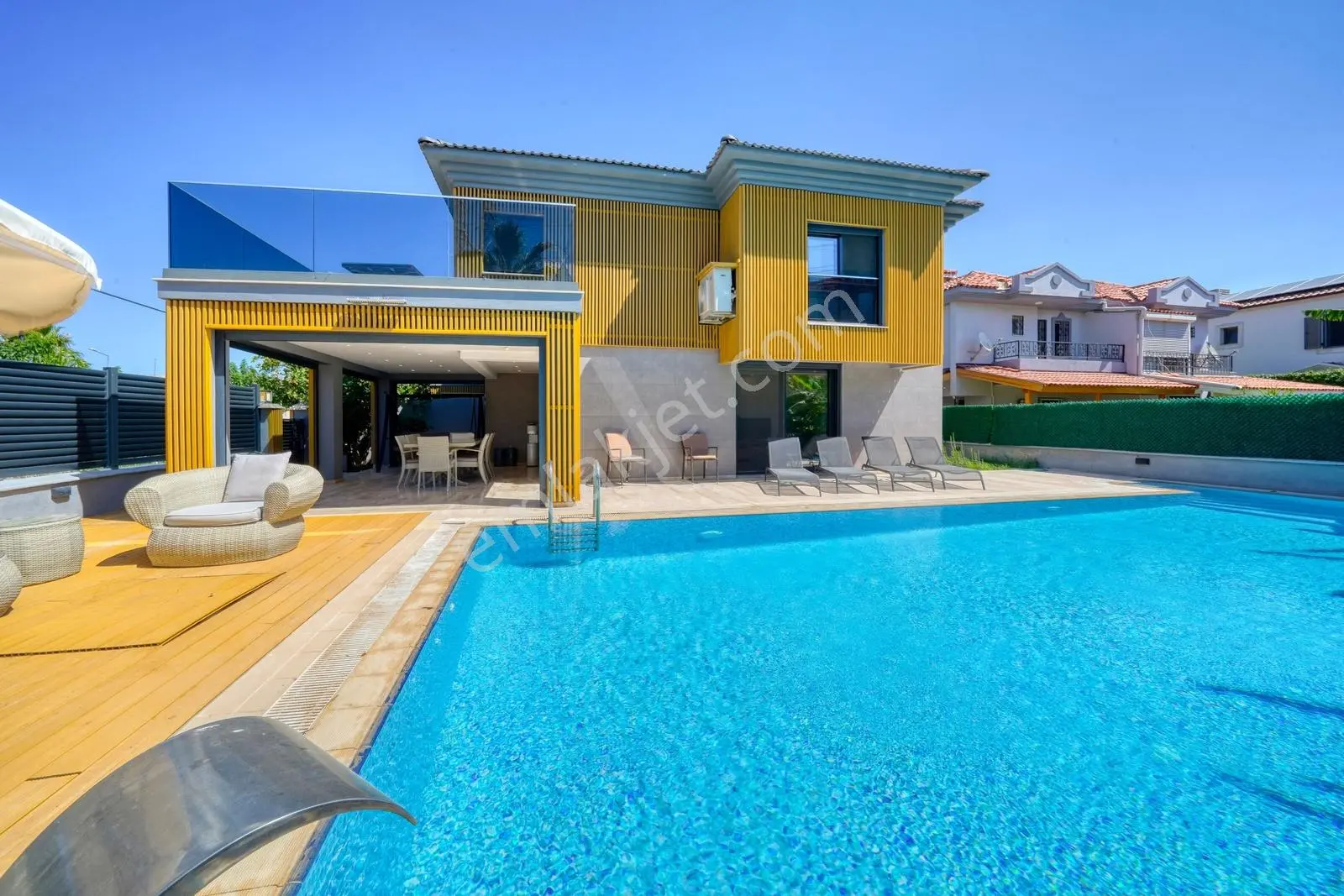 Alaçatı Mah.de ,merkeze 4 Dk. ,50 M2 Havuzlu ,full Eşyalı 3+1