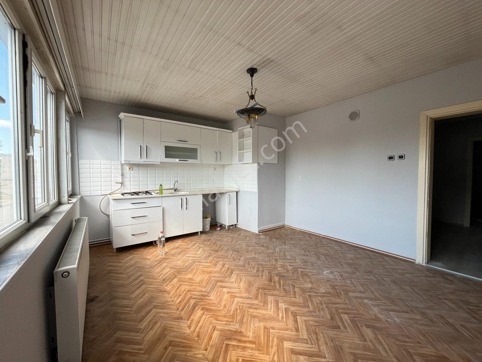 Gülbahçe Mahallesi Gazi Caddesi'nde Ferah 2+1 Kiralık Daire - Görsel 3