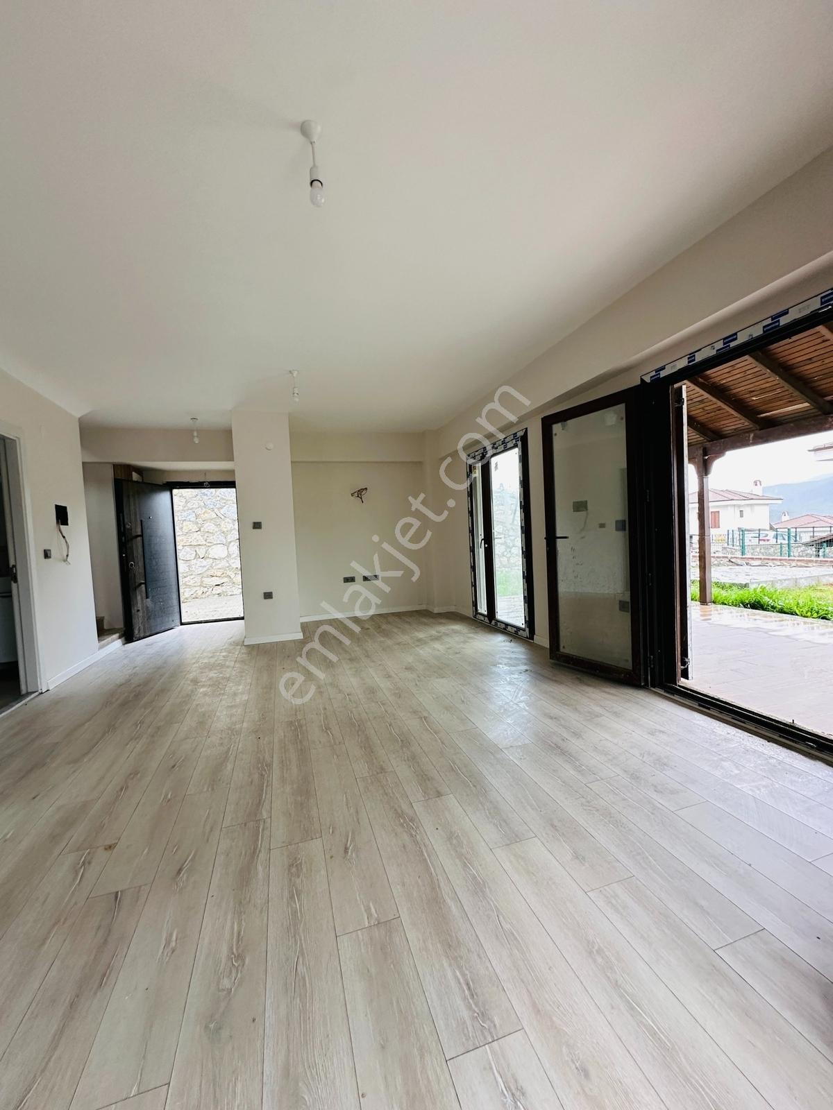 Adres Emlak - Çetibelinde 3 Oda 1 Salon Lüks Dubleks Villa - Görsel 12