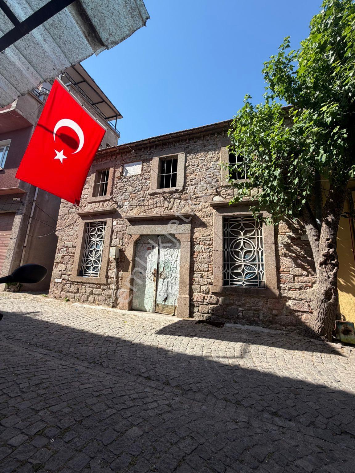 Bergama Merkez'de Tescilli Bina Tek Tapu Taş Yapı