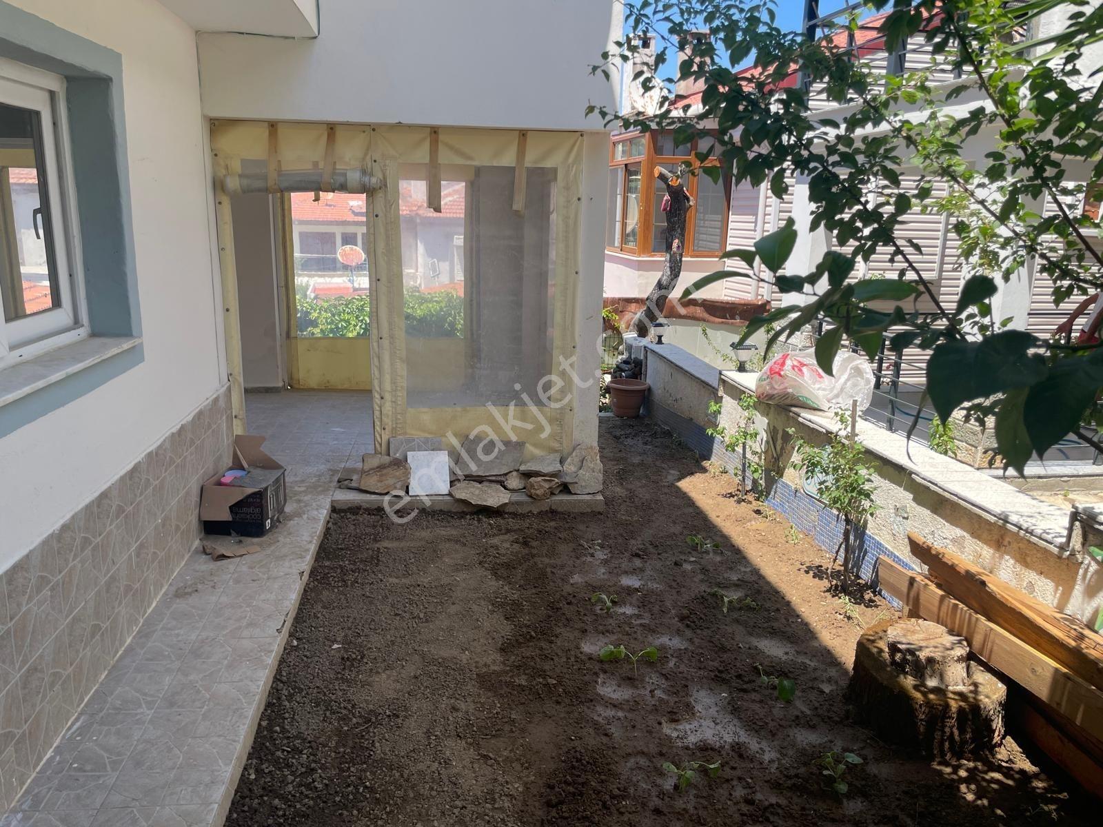 Yeni Foça'da Kiralık 2+1 Bahçe Katı Daire - Görsel 5