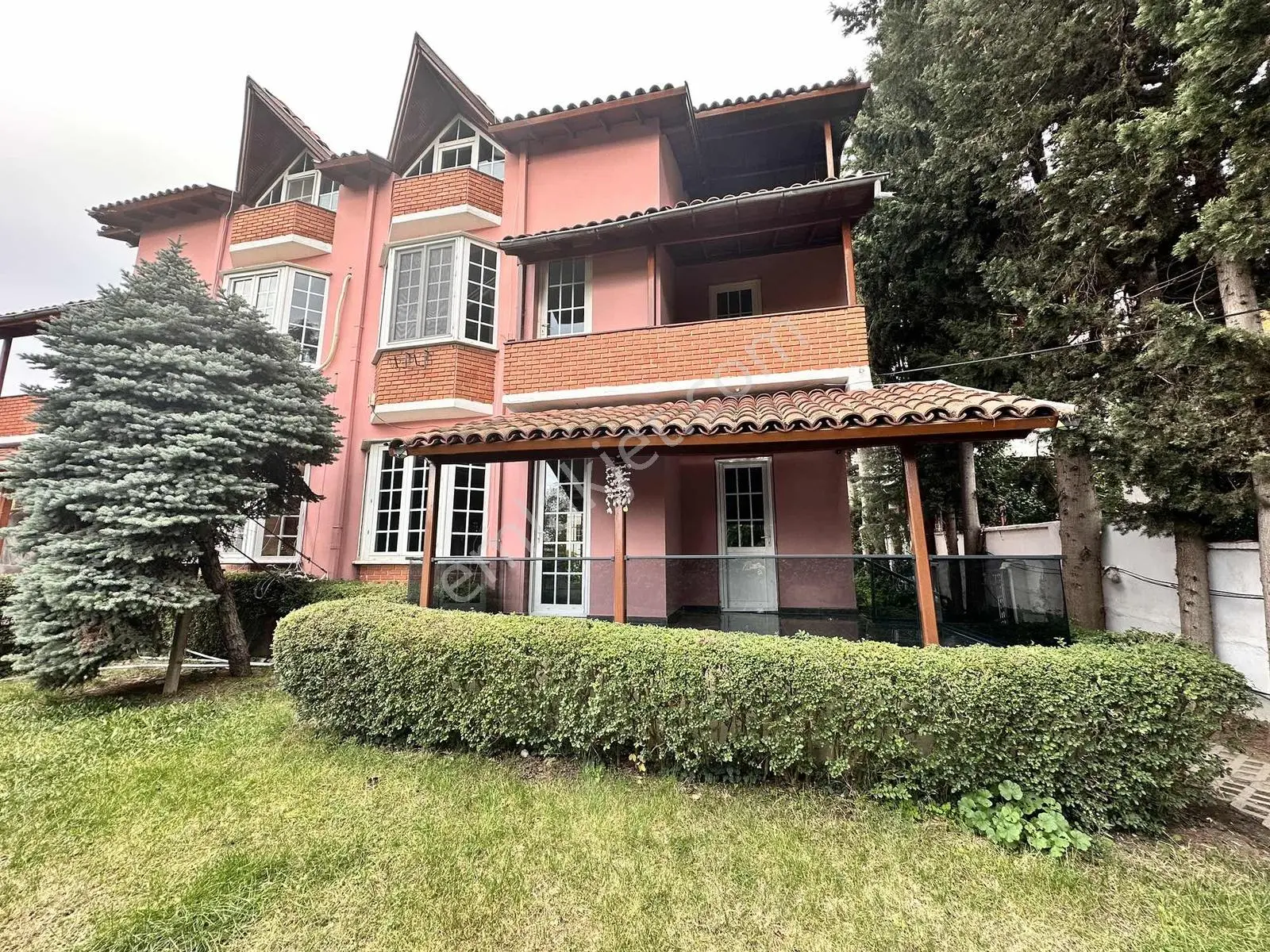 Güzelce Sahile Yakın Deniz Manzaralı İçi Sıfırlanmış Luks Villa