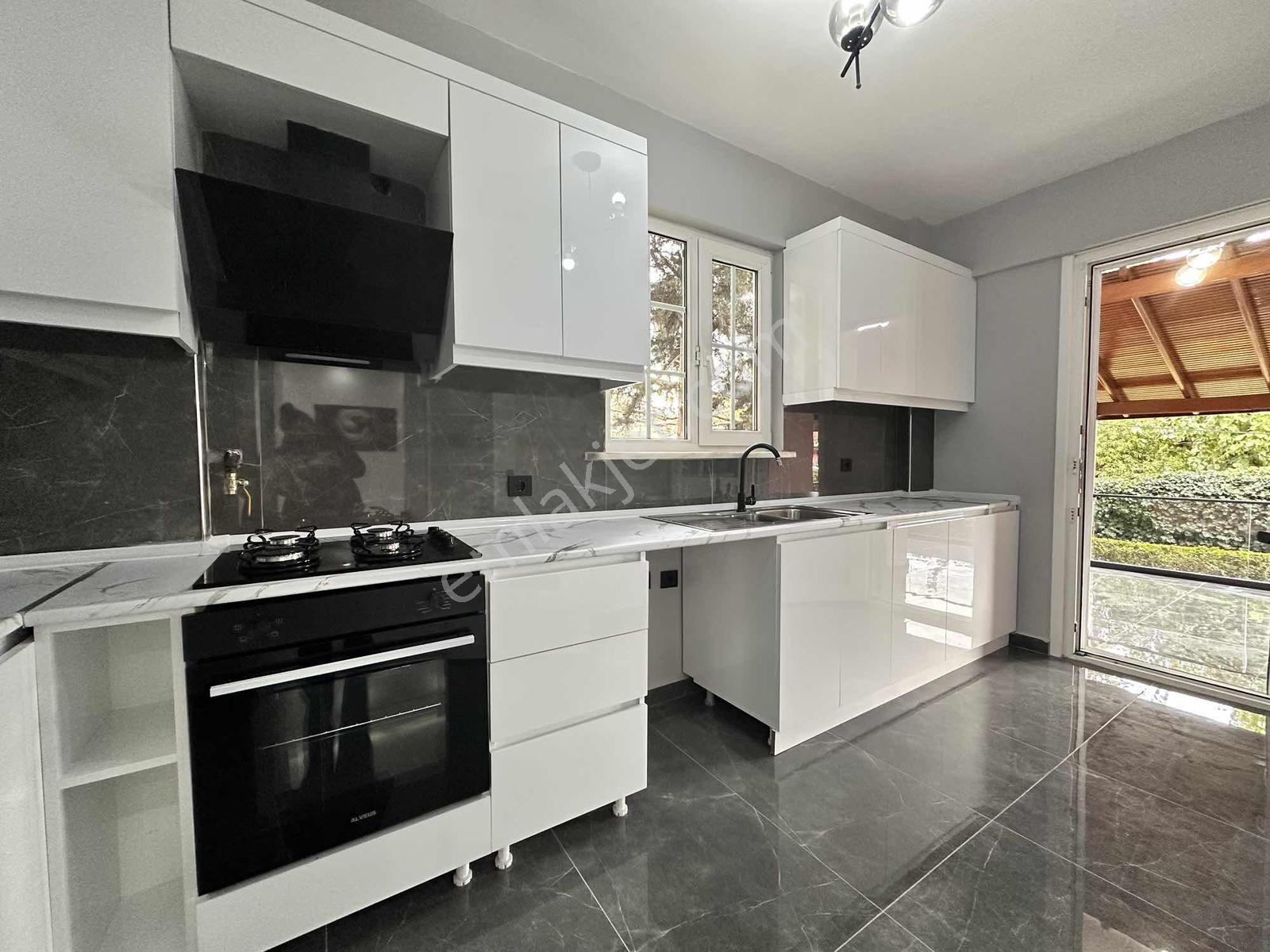 Güzelce Sahile Yakın Deniz Manzaralı İçi Sıfırlanmış Luks Villa - Görsel 11